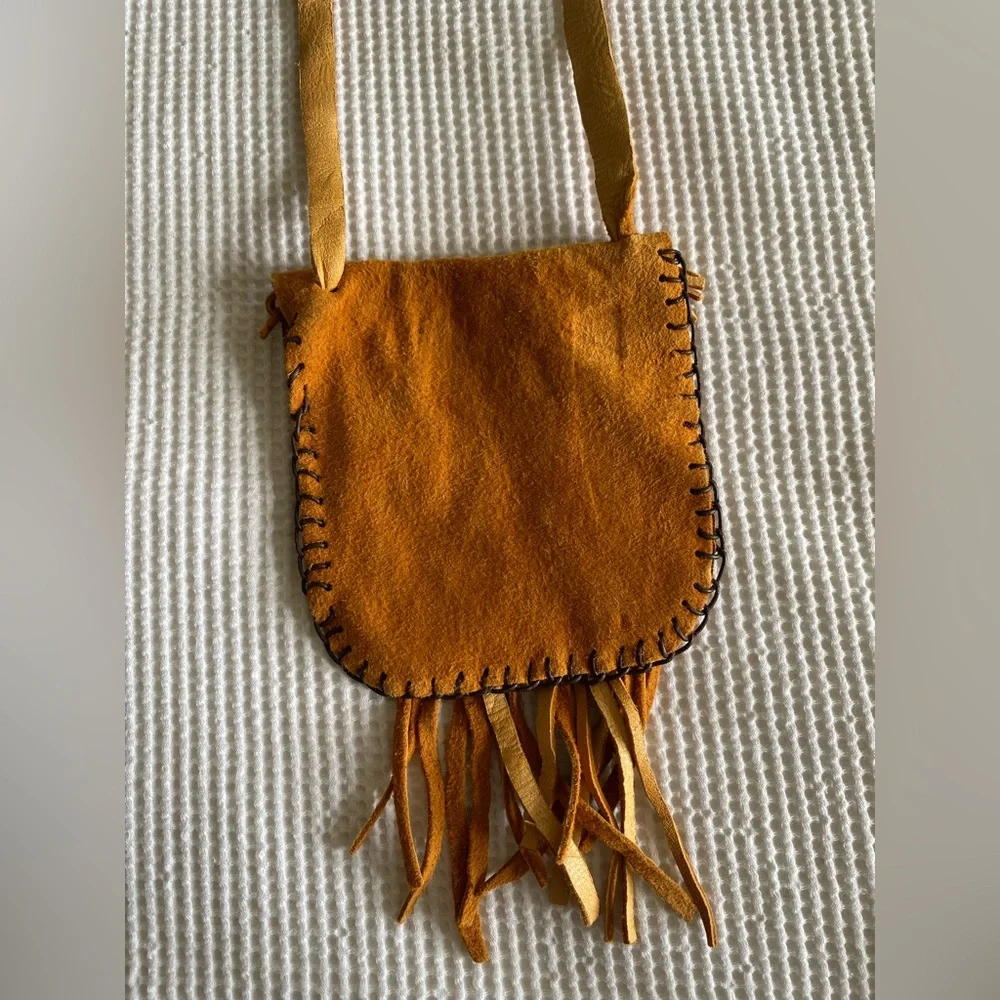 Fringed Tan Suede Mini Indigenous Purse with abalone button. - Picture 4 of 6